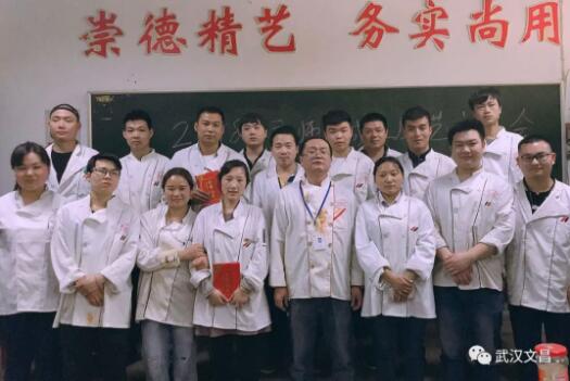 文昌职校~厨师专业参赛学员和老师合影